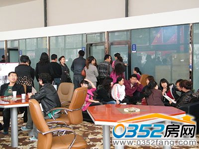 業主正在等待簽署交房標準補的充合同