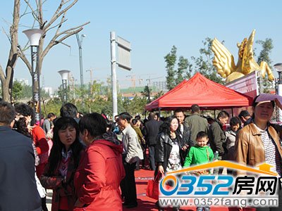 業主們正在討論樓盤結構