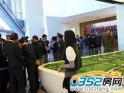 業主們正在簽署購房合同