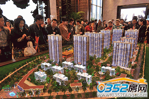 置業者在參觀富力城·瀛湖灣沙盤圖