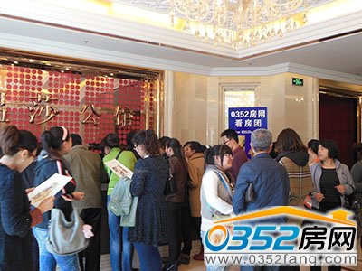 置業(yè)者在咨詢售樓信息