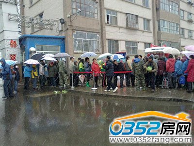 居民排隊(duì)領(lǐng)菜