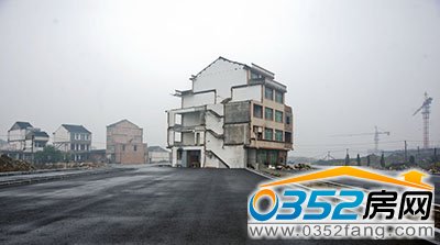 浙江一幢5層樓房矗立在火車站附近馬路中間