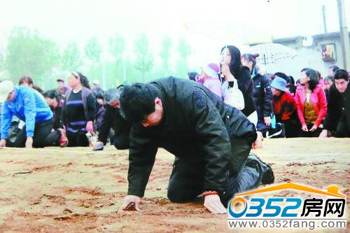 村支書帶領村民給釘子戶下跪