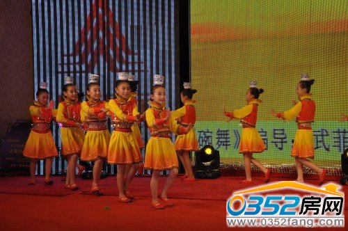 技巧性舞蹈《頂碗舞》讓現場掌聲此起彼伏