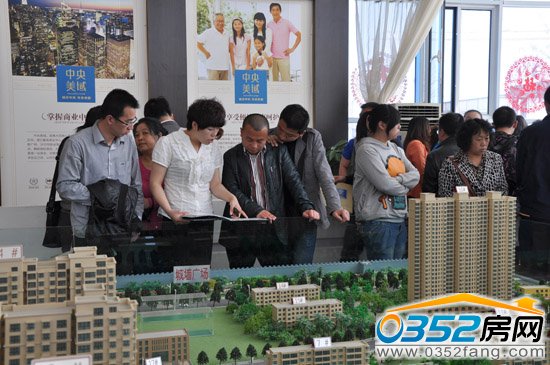 中央美域職業顧問耐心為看房客戶解說