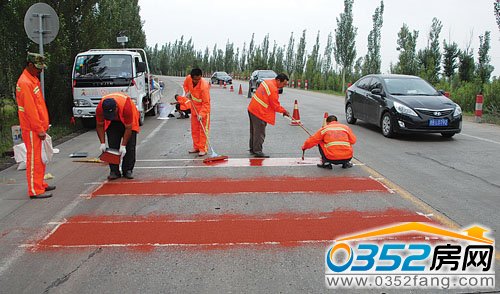 大同縣路段鋪設(shè)彩色防滑減速帶