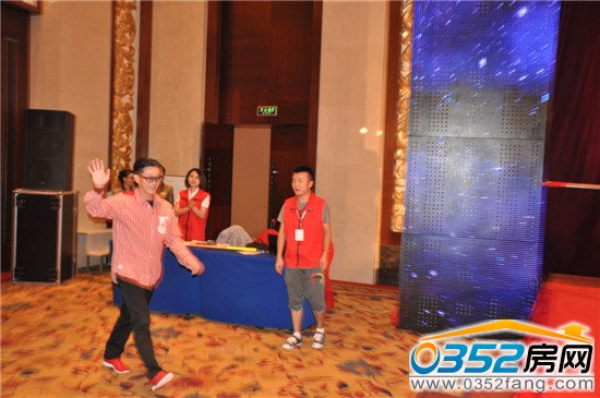 六小齡童老師在掌聲中入場