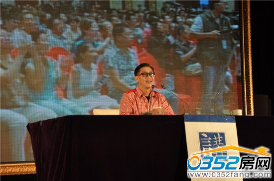 六小齡童老師開始了精彩的講座