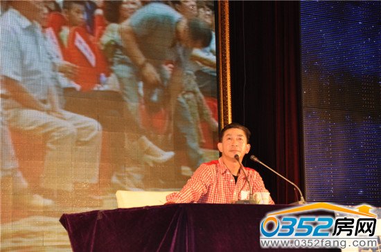 六小齡童老師模仿周總理神態