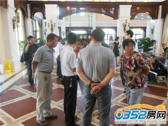 眾多業主在銷控周圍,等待自己的號碼