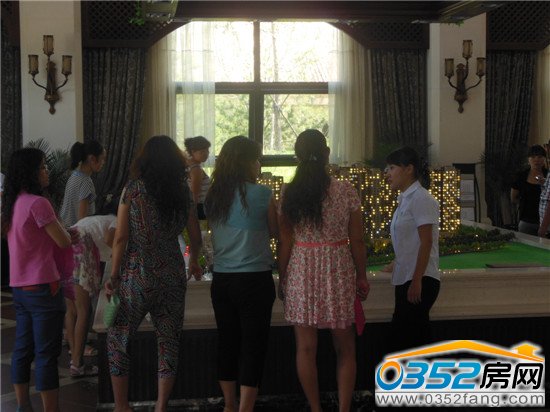 等待排號之余,業主們耐心聽取置業顧問詳細介紹