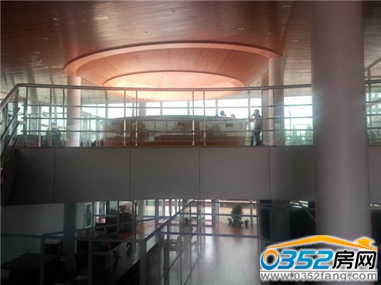 游客接待中心開放部分分兩層包括公共休息區、簽到處等