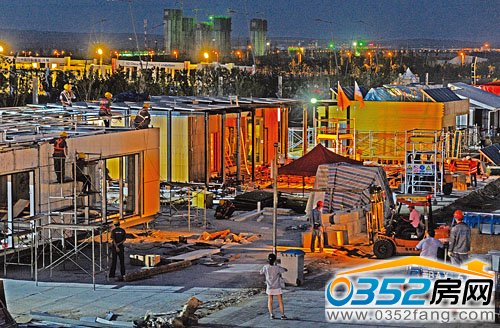 各參賽隊緊張的搭建者自己隊伍的比賽屋