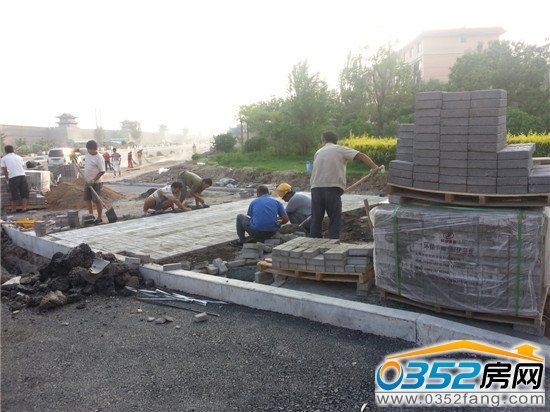 施工人員正在鋪設人行道地磚