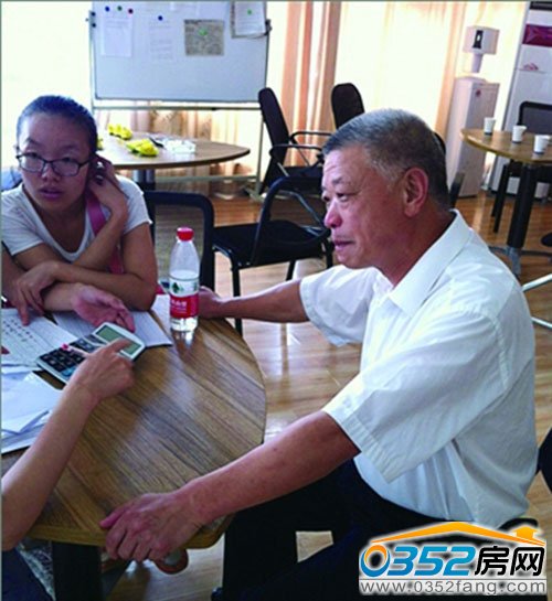 65歲售樓先生郭師傅正在為顧客講解