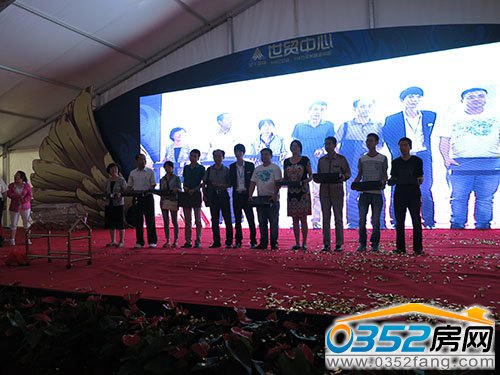 部分二等獎獲得者與億豐世貿中心營銷總監洪有尚合影