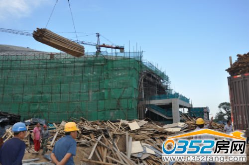 正在忙碌工作的施工人員