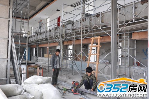 工作人員進行門體安裝作業