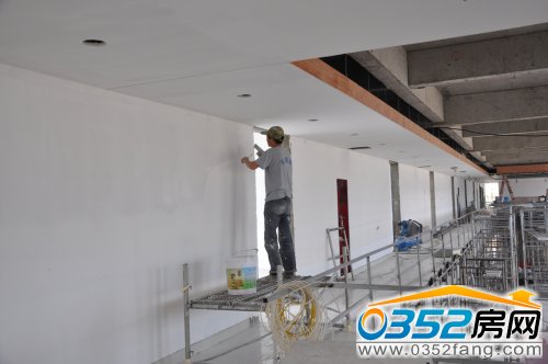 工作人員進行刮膩子