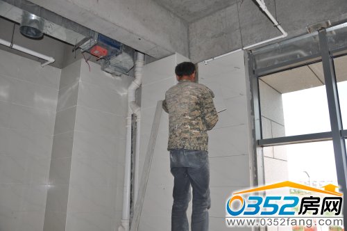 最后一間進行墻面瓷磚粘貼的房間