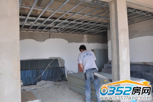 裝修人員進行測量展開吊頂工作
