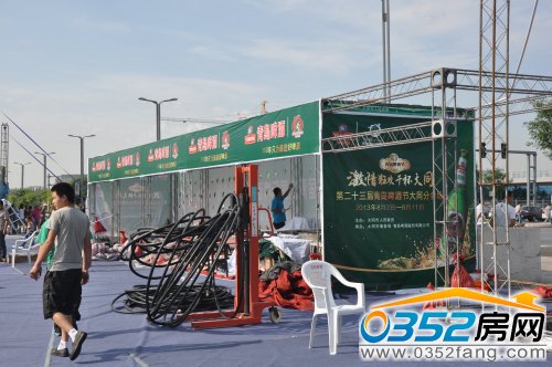 工作人員正在加緊布置場地