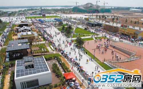 太陽宮各座太陽屋前人頭攢動排起長龍