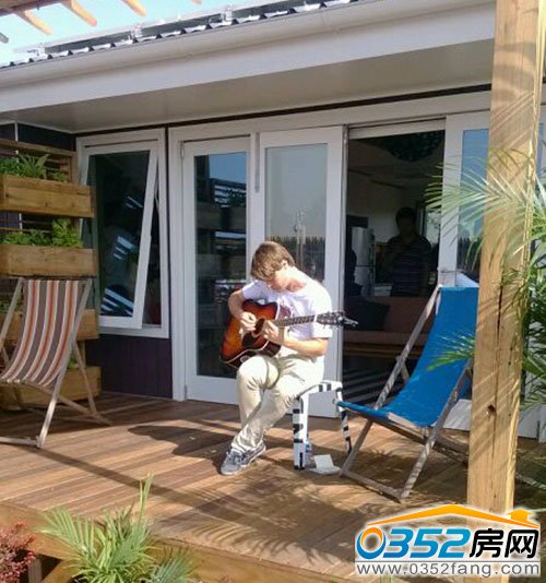 澳大利小伙自彈自唱引人駐足