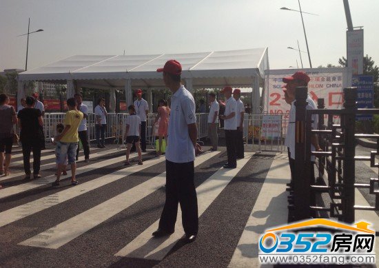 武警充當的志愿者在太陽宮入口處維護秩序