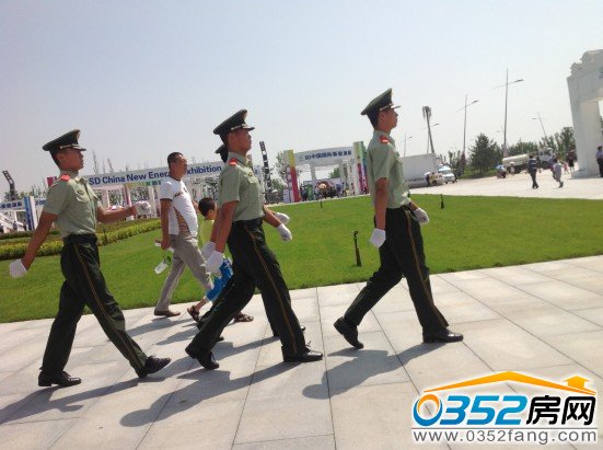 武警官兵身著軍裝在太陽宮巡查