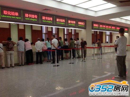 五醫院門診部一樓大廳左右兩側都設有掛號窗口