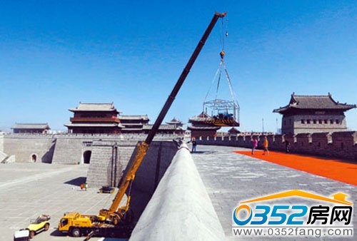 一輛老爺車正在“飛上城墻”