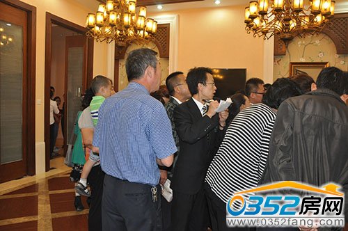 選房現場人聲鼎沸 呈現搶房熱潮