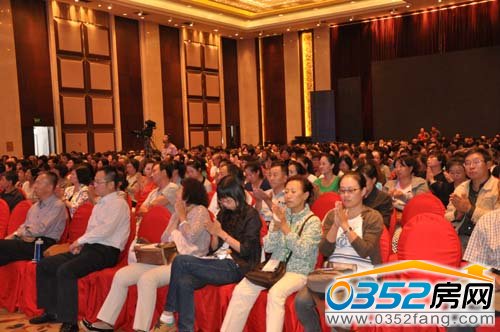 現(xiàn)場觀眾學(xué)習(xí)保健操