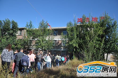 業(yè)主排隊(duì)領(lǐng)取自行車禮品憑證