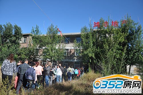 業(yè)主排隊(duì)領(lǐng)取時(shí)尚自行車禮券