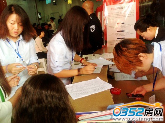 正在登記排號的市民