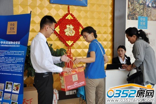 到訪業(yè)主填表登記后可領(lǐng)月餅