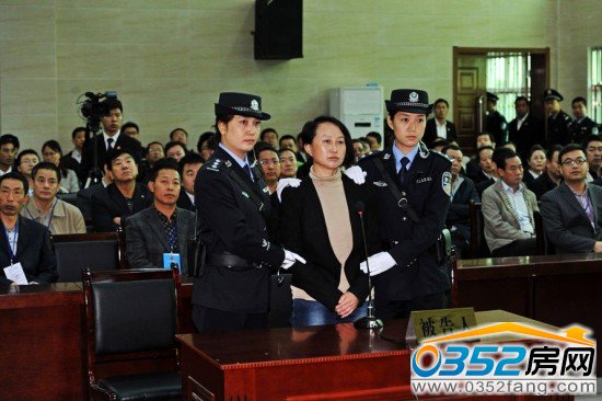 9月24日,龔愛愛站在被告席上。