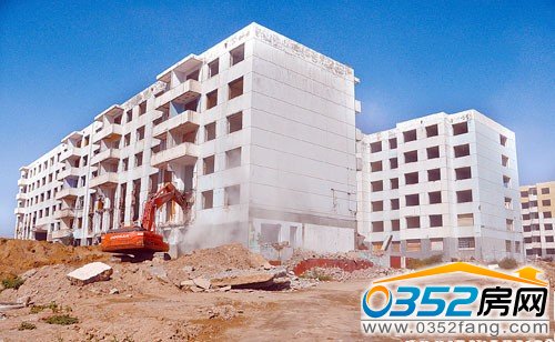 北都街的新勝苑2號樓開始拆除