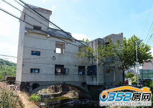 27日浙江“橋上樓閣”開始拆除