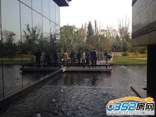 富力城營銷中心外前來參加開盤活動(dòng)的客戶