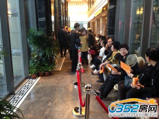 等候區(qū)等待發(fā)號(hào)的市民