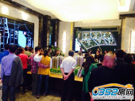 富力城營銷中心內(nèi)參加開盤的客戶
