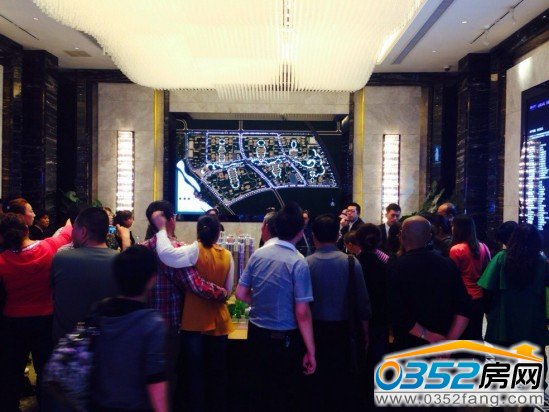 富力城營銷中心里邊就擠滿了前來參加開盤活動(dòng)的客戶