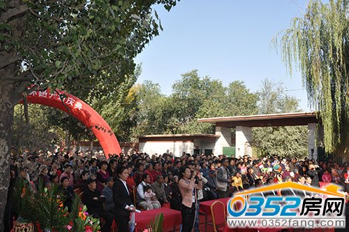 剪彩儀式現(xiàn)場(chǎng)迎來(lái)大批尚郡業(yè)主及周圍居民