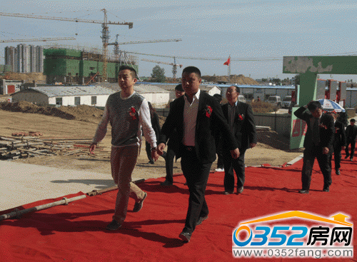 千禧封頂儀式領導步入現場