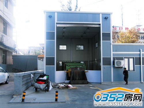 新式垃圾箱現街頭