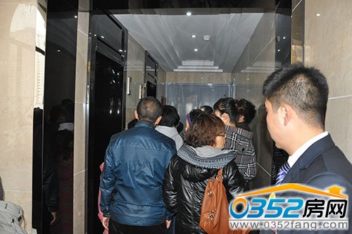 財(cái)富官邸業(yè)主準(zhǔn)備乘坐電梯參觀樣板間